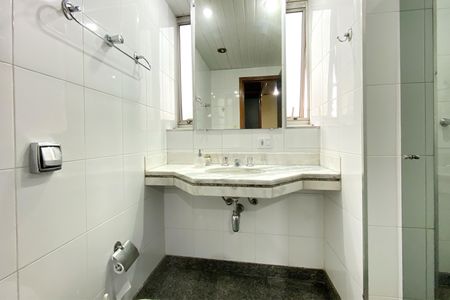 Banheiro de kitnet/studio à venda com 1 quarto, 40m² em Savassi, Belo Horizonte