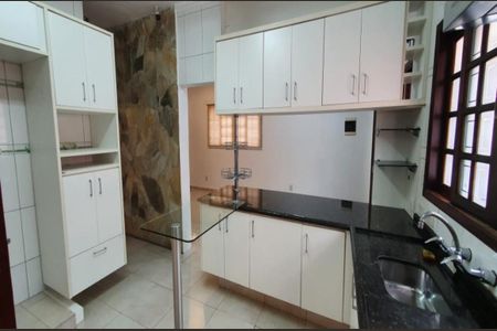 Casa para alugar com 3 quartos, 240m² em Vila Marina, São Paulo