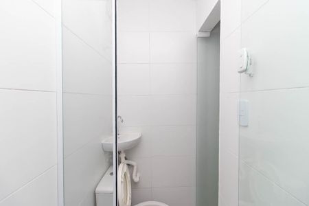 Banheiro de kitnet/studio para alugar com 1 quarto, 21m² em Vila Maria Baixa, São Paulo
