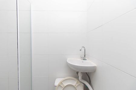Banheiro de kitnet/studio para alugar com 1 quarto, 21m² em Vila Maria Baixa, São Paulo