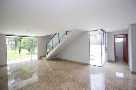 Sala de casa à venda com 3 quartos, 250m² em Chácara Contagem, Contagem