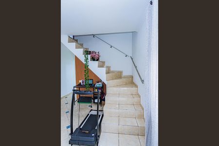 Escada de casa para alugar com 2 quartos, 164m² em Cidade D’abril, São Paulo