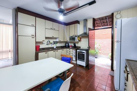 Cozinha de casa de condomínio à venda com 3 quartos, 189m² em Humaitá, Rio de Janeiro