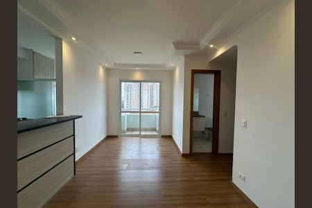 Sala de apartamento à venda com 2 quartos, 58m² em Jardim Tupanci, Barueri