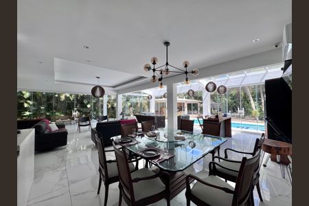 Sala de casa de condomínio para alugar com 6 quartos, 1500m² em Vargem Grande, Rio de Janeiro