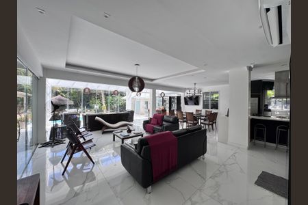 Sala de casa de condomínio para alugar com 6 quartos, 1500m² em Vargem Grande, Rio de Janeiro