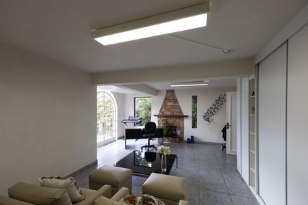 Sala com Lareira de casa à venda com 4 quartos, 220m² em Vila do Ouro, Nova Lima
