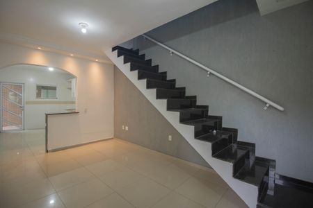 Sala de casa de condomínio para alugar com 3 quartos, 200m² em Galo Branco, São Gonçalo