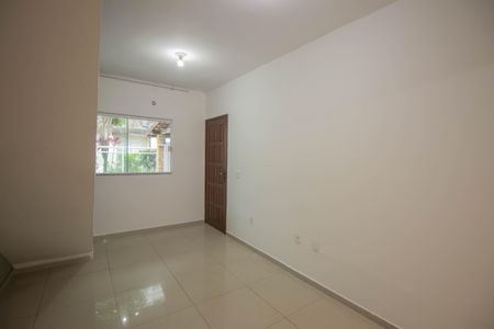 Sala de casa de condomínio para alugar com 3 quartos, 200m² em Galo Branco, São Gonçalo