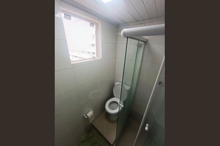 Banheiro de kitnet/studio para alugar com 1 quarto, 30m² em Centro, Curitiba