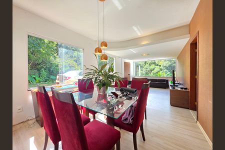 Sala de casa de condomínio para alugar com 4 quartos, 290m² em Retiro do Chale, Brumadinho