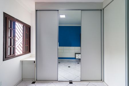 Casa para alugar com 3 quartos, 150m² em Jardim Cláudia, São Paulo