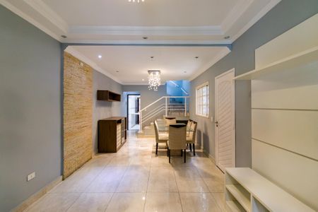 Casa para alugar com 3 quartos, 150m² em Jardim Cláudia, São Paulo