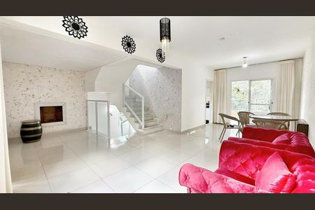 Sala de casa de condomínio para alugar com 3 quartos, 226m² em Vila Madeira, Nova Lima