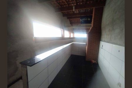 Casa à venda com 3 quartos, 180m² em Fazenda da Juta, São Paulo
