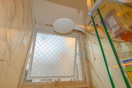 Banheiro de apartamento à venda com 2 quartos, 43m² em Mato Grande, Canoas