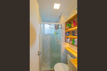 Banheiro de apartamento à venda com 2 quartos, 43m² em Mato Grande, Canoas