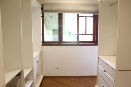 Casa de Condomínio para alugar com 3 quartos, 750m² em Vila Santo Antônio, Cotia