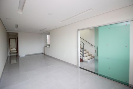 Sala de casa para alugar com 5 quartos, 230m² em Niterói, Betim