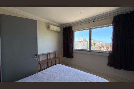 Suíte de apartamento para alugar com 3 quartos, 120m² em Jardim Las Palmas, Guarujá