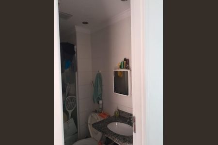 Banheiro de apartamento à venda com 2 quartos, 55m² em Jardim Calux, São Bernardo do Campo