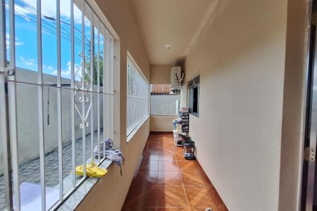 Varanda de casa para alugar com 3 quartos, 120m² em Parque Paulista, Duque de Caxias