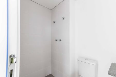 Banheiro de kitnet/studio para alugar com 1 quarto, 27m² em Vila Sonia, São Paulo