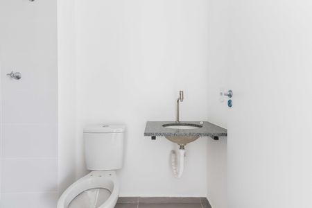 Banheiro de kitnet/studio para alugar com 1 quarto, 27m² em Vila Sonia, São Paulo