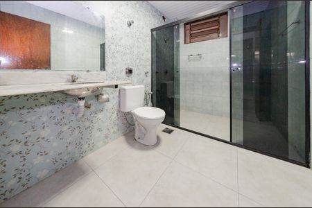 Banheiro social 1 de casa para alugar com 5 quartos, 360m² em Padre Eustáquio, Belo Horizonte