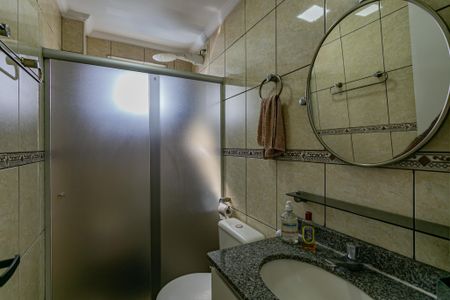 Banheiro da Suíte de apartamento para alugar com 2 quartos, 65m² em Parque Fongaro, São Paulo