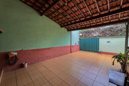 Garagem de casa à venda com 3 quartos, 220m² em Pompéia, Belo Horizonte