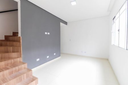 Sala de casa de condomínio à venda com 2 quartos, 68m² em Vila Carmosina, São Paulo