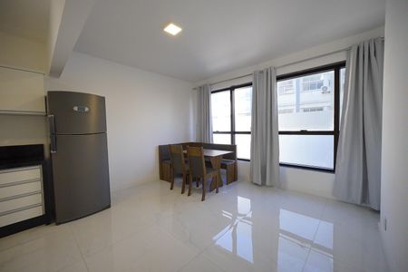 Sala - Cozinha de apartamento para alugar com 1 quarto, 60m² em Centro, Florianópolis