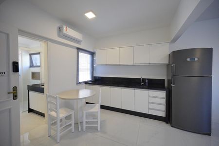 Sala - Cozinha de apartamento para alugar com 1 quarto, 60m² em Centro, Florianópolis