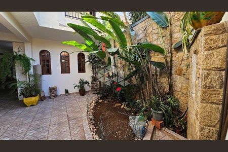 Casa à venda com 3 quartos, 217m² em Vila Picinin, São Paulo