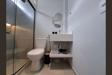 Banheiro de kitnet/studio para alugar com 1 quarto, 40m² em Botafogo, Rio de Janeiro