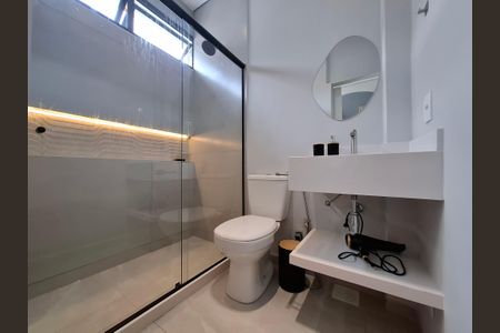Banheiro de kitnet/studio para alugar com 1 quarto, 40m² em Botafogo, Rio de Janeiro