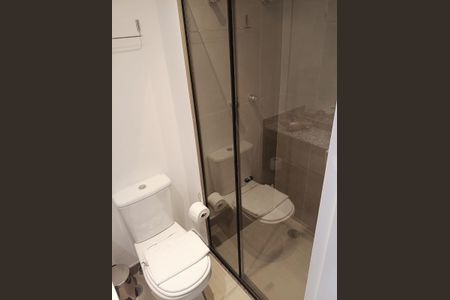 Banheiro de kitnet/studio para alugar com 1 quarto, 25m² em Moema, São Paulo