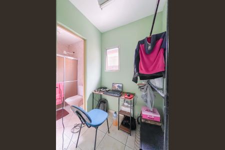 Closet de casa à venda com 6 quartos, 220m² em Metalúrgicos, Osasco