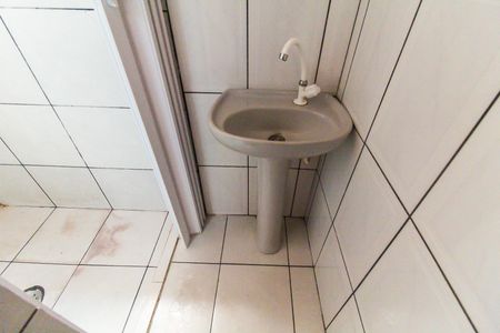 Banheiro de casa para alugar com 1 quarto, 60m² em Vila Carmosina, São Paulo