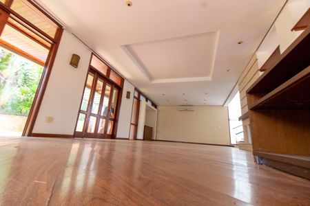 Sala de casa de condomínio para alugar com 4 quartos, 370m² em Loteamento Alphaville Campinas, Campinas
