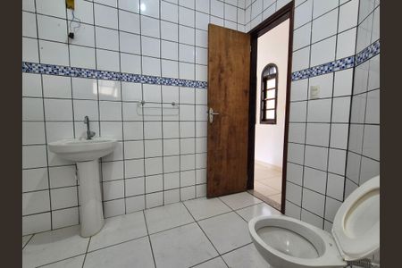 Banheiro de casa de condomínio à venda com 1 quarto, 55m² em Vargem Pequena, Rio de Janeiro