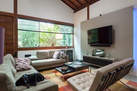 Sala de TV de casa de condomínio à venda com 3 quartos, 220m² em Retiro Do Chale, Nova Lima