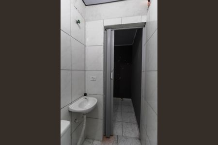 Banheiro de kitnet/studio para alugar com 1 quarto, 23m² em Itaquera, São Paulo