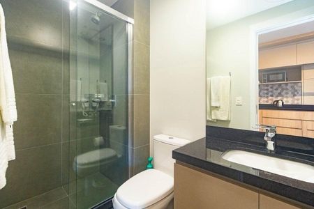 Banheiro de kitnet/studio para alugar com 1 quarto, 28m² em Auxiliadora, Porto Alegre