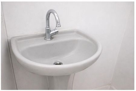 Banheiro de kitnet/studio para alugar com 1 quarto, 27m² em Cristo Redentor, Porto Alegre