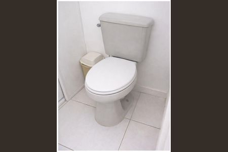 Banheiro de kitnet/studio para alugar com 1 quarto, 27m² em Cristo Redentor, Porto Alegre