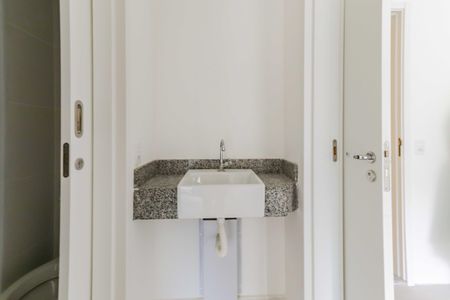 Banheiro de kitnet/studio para alugar com 1 quarto, 32m² em Butantã, São Paulo