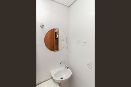 Banheiro de kitnet/studio para alugar com 1 quarto, 25m² em Vila Mazzei, São Paulo