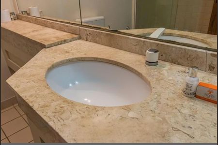 Banheiro de kitnet/studio para alugar com 1 quarto, 54m² em Alphaville, Barueri